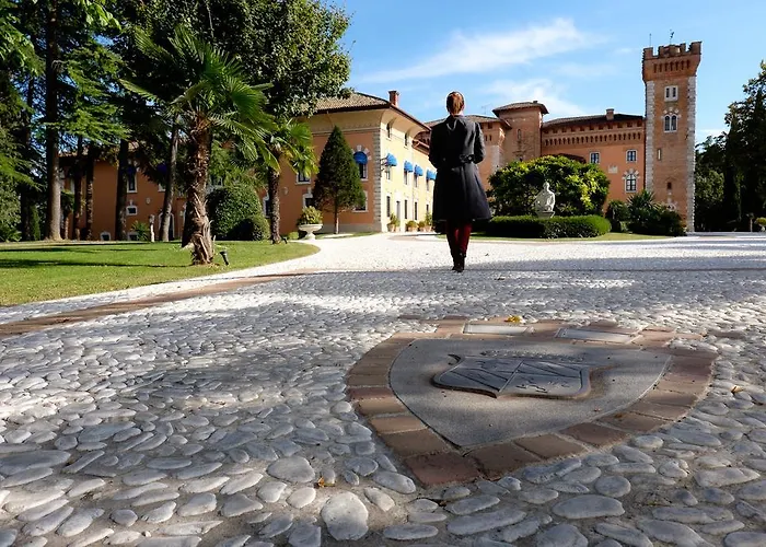 Castello Di Spessa - Residenze D'epoca Отель